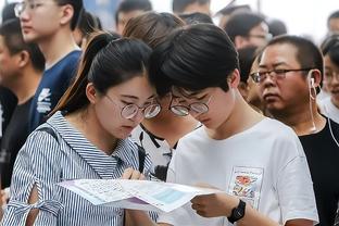 韩乔生：菜鸡互啄……国足比上一场确实好多了，中场失误少点吧！